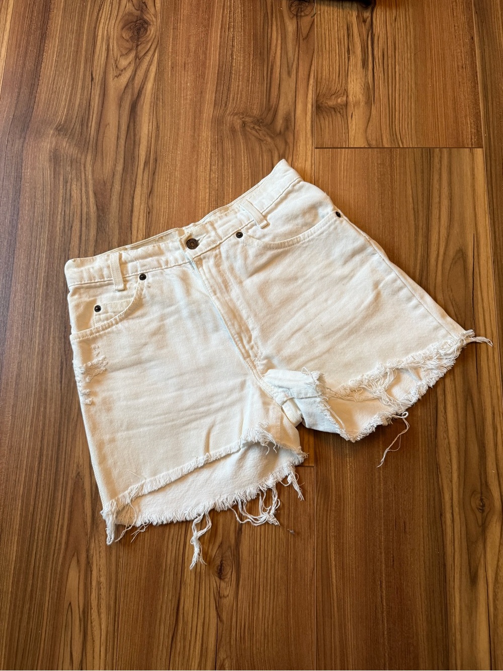 White Levi’s 550 Shorts W30